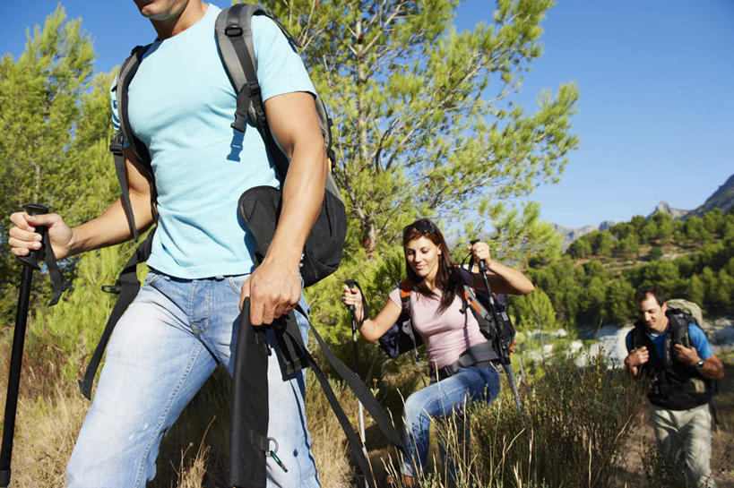 西方人,四个人,夫妻,伙伴,朋友,走,笑,微笑,横图,室外,白天,正面,爱情,友谊,树林,植物,欧洲,欧洲人,阴影,服装,裤子,光线,包,工具,器材,影子,浪漫,旅行包,注视,牛仔裤,休闲装,树,树木,衣服,蓝色,绿色,蓝天,天空,阳光,自然,背包,天,观察,看,休闲,休闲服,器械,恩爱,恋人,服饰,生长,晴朗,成长,拐杖,观看,察看,关注,露营,睡袋,野营,万里无云,宿营,登山杖,快捷,辅助设备,方便,旅游包,登山棍,友情,男人,男性,年轻男性,年轻女性,女人,女性,中年男性,白种人,夫妇,情侣,晴空,晴空万里,步行,登山,爬山,散步,走路,半身,彩图,伴侣,双肩包