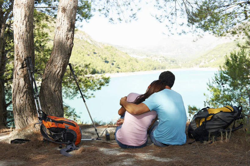 西方人,两个人,家庭,夫妻,坐,抱,横图,室外,白天,爱情,湖,湖泊,山,水,欧洲,欧洲人,阴影,服装,光线,包,影子,湖面,山峰,水流,水面,山峦,浪漫,旅行包,休闲装,背面,衣服,天空,阳光,背包,湖水,天,靠,靠着,休闲,温暖,温馨,一家人,休闲服,恩爱,恋人,服饰,抱着,和睦,搂着,露营,睡袋,野营,宿营,快捷,方便,旅游包,男人,男性,年轻女性,女人,女性,中年男性,白种人,年轻人,夫妇,情侣,搂,搂抱,坐着,彩图,全身,伴侣,融洽,双肩包