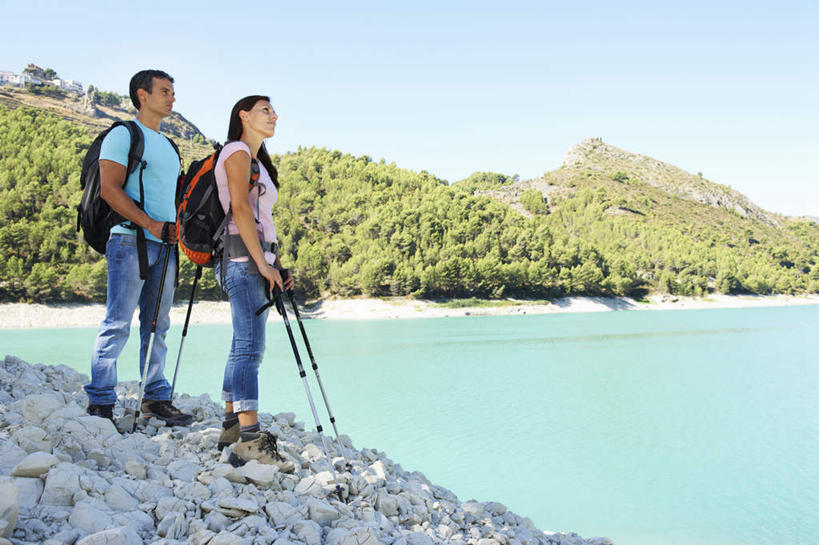 西方人,两个人,家庭,夫妻,站,笑,微笑,横图,室外,白天,侧面,爱情,湖,湖泊,山,水,欧洲,欧洲人,握,阴影,服装,裤子,光线,包,工具,器材,影子,湖面,山峰,水流,水面,山峦,浪漫,拿,旅行包,拿着,注视,牛仔裤,休闲装,衣服,蓝色,倒影,蓝天,天空,阳光,背包,湖水,天,观察,看,站着,休闲,温暖,温馨,一家人,休闲服,器械,恩爱,握着,恋人,服饰,晴朗,拐杖,观看,和睦,察看,倒映,关注,露营,睡袋,野营,万里无云,宿营,登山杖,快捷,辅助设备,方便,旅游包,反照,登山棍,男人,男性,年轻女性,女人,女性,中年男性,白种人,年轻人,夫妇,情侣,晴空,晴空万里,登山,爬山,站立,彩图,全身,伴侣,融洽,双肩包