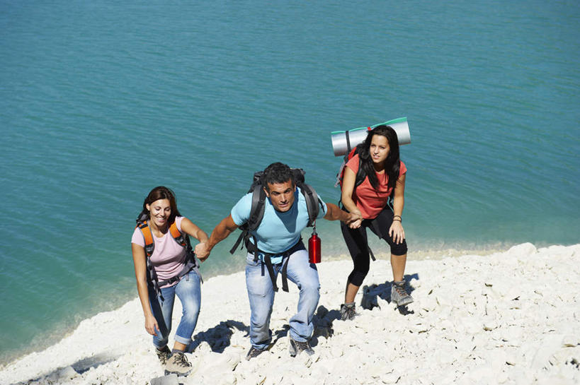 西方人,三个人,伙伴,朋友,走,握手,笑,微笑,横图,俯视,室外,白天,友谊,湖,湖泊,沙滩,水,欧洲,欧洲人,阴影,服装,裤子,光线,包,工具,器材,沙子,影子,湖面,水流,水面,沙地,旅行包,注视,牛仔裤,休闲装,衣服,阳光,背包,湖水,观察,看,休闲,休闲服,器械,服饰,拐杖,观看,察看,关注,露营,睡袋,野营,宿营,登山杖,快捷,辅助设备,方便,旅游包,登山棍,友情,男人,男性,年轻女性,女人,女性,中年男性,白种人,步行,搀手,登山,拉手,爬山,散步,手搀手,手拉手,手牵手,手握手,走路,彩图,高角度拍摄,全身,双肩包