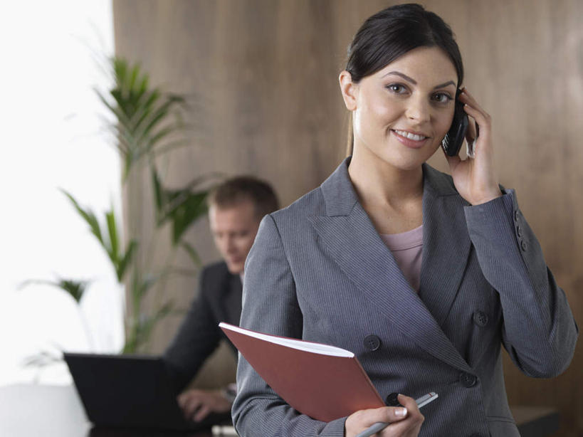 西方人,两个人,伙伴,朋友,商务人士,商务男性,商务女性,办公室,站,坐,笑,打电话,微笑,露齿笑,横图,室内,白天,正面,友谊,合作,团队,电脑,笔记本电脑,植物,窗户,电话,手机,欧洲,欧洲人,握,套装,网络,材料,档案,盆栽,文件,纸,墙,盆景,拿,拿着,注视,通讯设备,玻璃窗,墙壁,墙面,绿色,自然,手稿,资料,观察,看,站着,战略,握着,生长,成长,观看,证明,察看,无线,关注,文档,通信设备,商务装,无线网络,无线上网,便携式电脑,工薪阶层,联合,合谋,交流,配合,协作,手提电脑,男人,男性,年轻男性,年轻女性,女人,女性,白种人,白领,上班族,沟通,通话,站立,坐着,半身,彩图