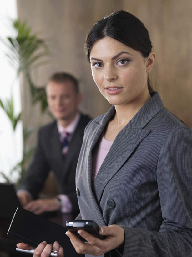 西方人,两个人,商务人士,商务男性,商务女性,办公室,站,坐,笑,打电话,微笑,竖图,室内,白天,正面,衬衫,电脑,笔记本电脑,植物,窗户,电话,手机,欧洲,欧洲人,敲打,握,套装,朦胧,模糊,网络,材料,档案,盆栽,文件,纸,墙,盆景,拿,拿着,注视,输入,通讯设备,玻璃窗,墙壁,墙面,绿色,自然,手稿,资料,打字,观察,看,站着,握着,生长,成长,观看,点击,敲击,证明,察看,无线,关注,文档,通信设备,商务装,无线网络,无线上网,便携式电脑,工薪阶层,交流,按键,手提电脑,男人,男性,年轻男性,年轻女性,女人,女性,白种人,白领,上班族,沟通,通话,站立,坐着,半身,彩图,衬衣