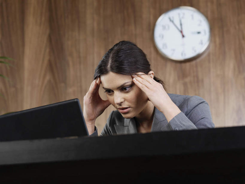 西方人,一个人,商务人士,商务女性,办公室,坐,横图,室内,白天,仰视,电脑,笔记本电脑,欧洲,欧洲人,仅一个年轻女性,仅一个女性,仅一个人,撑,套装,时间,网络,时钟,墙,计时,托腮,注视,通讯设备,墙壁,墙面,挂钟,钟表,观察,看,托,表,观看,察看,无线,关注,托下巴,通信设备,商务装,无线网络,无线上网,便携式电脑,工薪阶层,手提电脑,年轻女性,女人,女性,白种人,白领,上班族,钟,坐着,半身,彩图,低角度拍摄