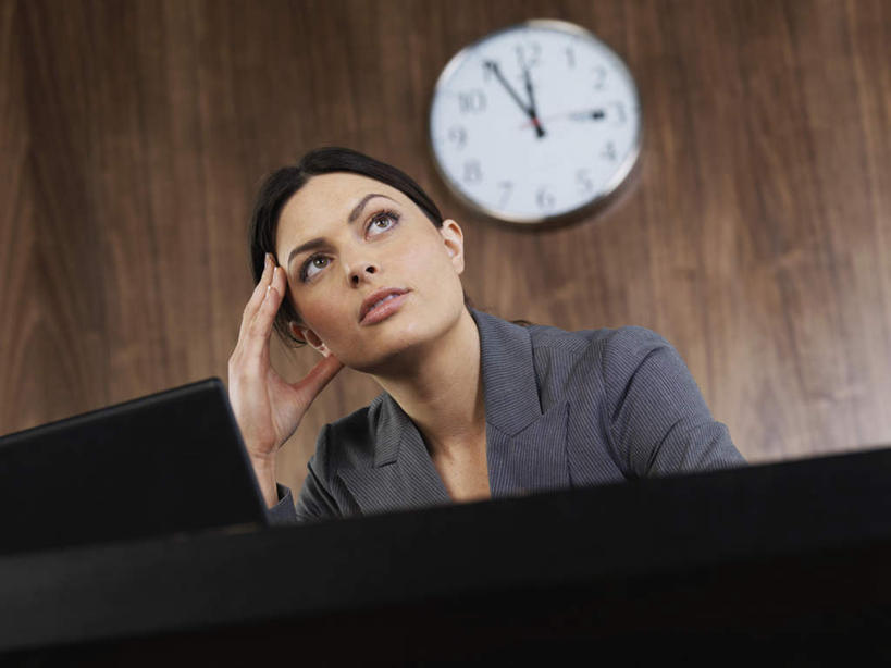 西方人,一个人,商务人士,商务女性,办公室,坐,横图,室内,白天,仰视,电脑,笔记本电脑,欧洲,欧洲人,仅一个年轻女性,仅一个女性,仅一个人,撑,套装,时间,网络,时钟,墙,计时,托腮,注视,通讯设备,墙壁,墙面,挂钟,钟表,观察,看,托,表,观看,察看,无线,关注,托下巴,通信设备,商务装,无线网络,无线上网,便携式电脑,工薪阶层,手提电脑,年轻女性,女人,女性,白种人,白领,上班族,钟,坐着,半身,彩图,低角度拍摄