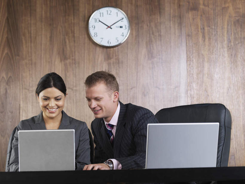 西方人,两个人,商务人士,商务男性,商务女性,办公室,坐,笑,微笑,露齿笑,横图,室内,白天,正面,衬衫,电脑,笔记本电脑,椅子,欧洲,欧洲人,敲打,套装,时间,网络,时钟,墙,计时,注视,输入,通讯设备,墙壁,墙面,会议椅,挂钟,钟表,打字,观察,看,表,观看,点击,敲击,办公椅,察看,无线,关注,通信设备,商务装,无线网络,无线上网,便携式电脑,工薪阶层,商务椅,培训椅,按键,手提电脑,男人,男性,年轻男性,年轻女性,女人,女性,白种人,白领,上班族,钟,坐着,半身,彩图,衬衣
