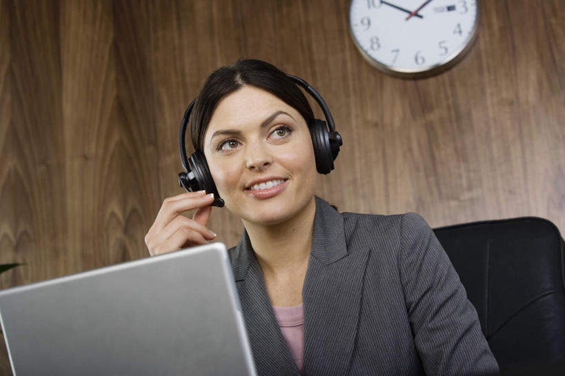 西方人,一个人,商务人士,商务女性,办公室,坐,笑,捏,微笑,露齿笑,横图,室内,白天,仰视,通讯,客服,电脑,笔记本电脑,椅子,欧洲,欧洲人,仅一个年轻女性,仅一个女性,仅一个人,套装,时间,网络,信息,时钟,墙,捏着,话务员,计时,注视,通讯设备,墙壁,墙面,耳机,耳麦,话筒,会议椅,挂钟,钟表,观察,看,表,服务,通信,观看,协调,办公椅,察看,无线,麦克风,头戴式耳麦,关注,销售,通信设备,商务装,无线网络,无线上网,便携式电脑,工薪阶层,客服人员,电话销售,商务椅,培训椅,接待员,手提电脑,年轻女性,女人,女性,白种人,白领,接线员,上班族,钟,坐着,半身,彩图,低角度拍摄,头戴式耳机