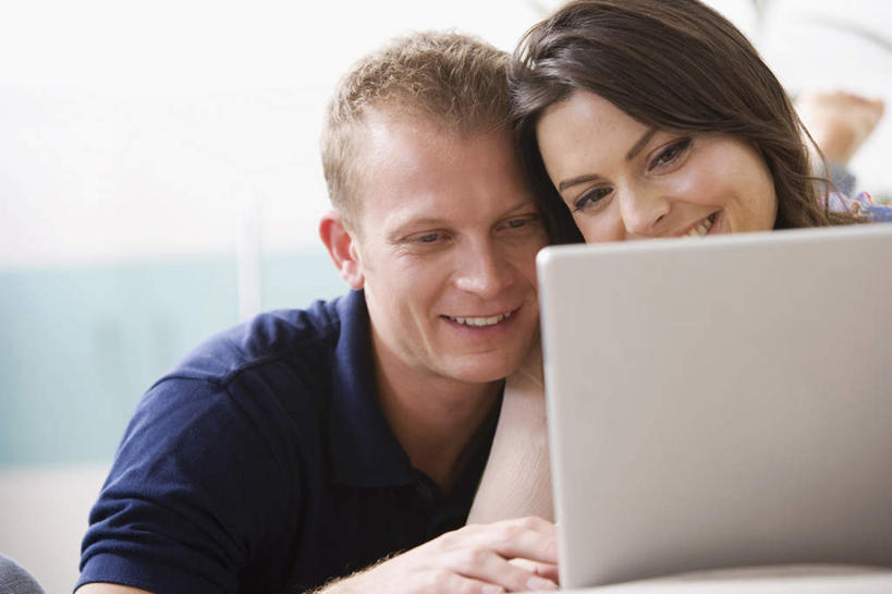 西方人,两个人,家庭,夫妻,客厅,坐,抱,笑,微笑,露齿笑,横图,室内,白天,正面,爱情,电脑,笔记本电脑,沙发,欧洲,欧洲人,服装,网络,浪漫,注视,休闲装,通讯设备,衣服,观察,看,休闲,温暖,温馨,一家人,休闲服,恩爱,恋人,服饰,抱着,观看,和睦,察看,无线,起居室,搂着,关注,通信设备,无线网络,布艺沙发,无线上网,便携式电脑,客堂,手提电脑,男人,男性,年轻男性,年轻女性,女人,女性,白种人,年轻人,长发,卷发,夫妇,情侣,搂,搂抱,坐着,半身,彩图,伴侣,融洽