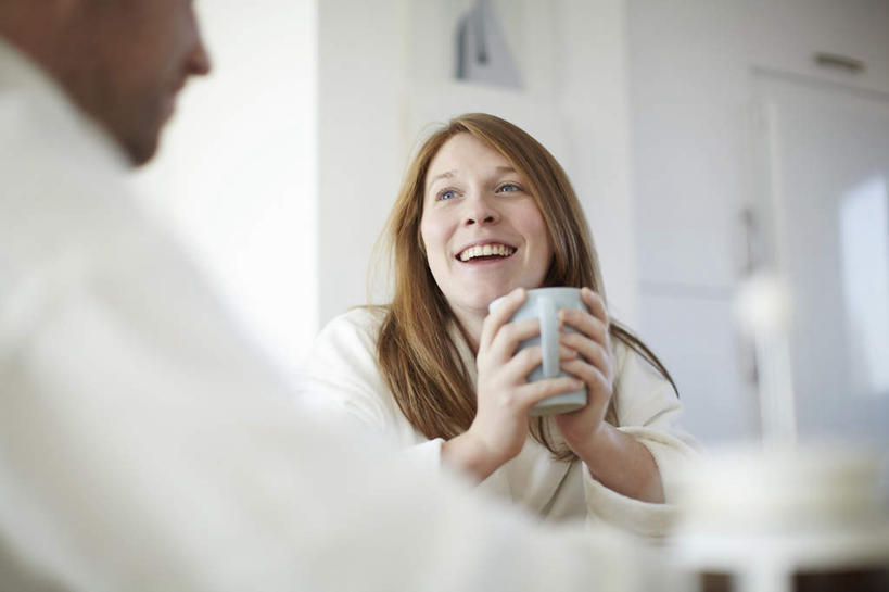 咖啡,西方人,背部,两个人,家庭,夫妻,坐,横图,室内,白天,正面,爱情,早餐,幸福,餐桌,桌面,桌子,杯子,欧洲,欧洲人,握,睡衣,朦胧,模糊,瓷器,墙,咖啡杯,陶瓷制品,一杯,浪漫,拿,拿着,注视,娱乐,墙壁,墙面,饮料,白色,纸巾,观察,看,享受,休闲,温暖,温馨,一家人,恩爱,放松,乐趣,握着,恋人,餐台,观看,和睦,察看,提神,舒适,关注,瓷杯,醒脑,软饮料,男人,男性,年轻男性,年轻女性,女人,女性,白种人,年轻人,夫妇,情侣,坐着,半身,彩图,伴侣,融洽