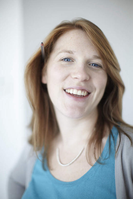 西方人,脸,头,脸颊,一个人,站,笑,微笑,露齿笑,竖图,室内,特写,白天,正面,欧洲,欧洲人,仅一个年轻女性,仅一个女性,仅一个人,服装,笔,墙,棕色,办公用品,注视,休闲装,肩膀,墙壁,墙面,文具,衣服,蓝色,铅笔,学习用品,观察,看,站着,休闲,休闲服,服饰,观看,文具用品,察看,关注,年轻女性,女人,女性,白种人,头部,长发,脸部,脸蛋,面部,站立,半身,彩图