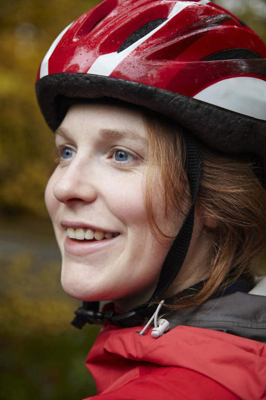 西方人,脸,头,脸颊,一个人,站,笑,微笑,露齿笑,竖图,室外,特写,白天,侧面,树林,植物,帽子,欧洲,欧洲人,仅一个年轻女性,仅一个女性,仅一个人,服装,朦胧,模糊,头盔,注视,休闲装,树,树木,衣服,红色,绿色,自然,安全帽,观察,看,站着,休闲,休闲服,服饰,生长,成长,观看,察看,关注,年轻女性,女人,女性,白种人,头部,脸部,脸蛋,面部,站立,半身,彩图