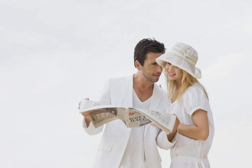 西方人,两个人,家庭,夫妻,站,捧,笑,微笑,露齿笑,横图,室外,白天,正面,爱情,报纸,欧洲,欧洲人,阴影,服装,光线,信息,影子,浪漫,注视,休闲装,衣服,白色,阳光,打开,观察,看,站着,休闲,温暖,温馨,一家人,休闲服,恩爱,恋人,服饰,观看,新闻,一份,和睦,察看,开启,关注,男人,男性,年轻女性,女人,女性,中年男性,白种人,年轻人,夫妇,情侣,端,端着,捧着,手捧,站立,半身,彩图,伴侣,融洽,报刊