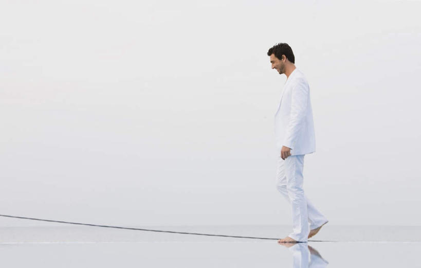 西方人,一个人,游泳池,走,横图,室外,白天,侧面,水,欧洲,欧洲人,仅一个男性,仅一个人,仅一个中年男性,服装,水池,水面,云,云朵,云彩,注视,休闲装,光脚,泳池,衣服,白色,倒影,天空,天,观察,看,休闲,赤脚,休闲服,服饰,观看,察看,倒映,关注,反照,男人,男性,中年男性,白种人,步行,散步,走路,彩图,全身