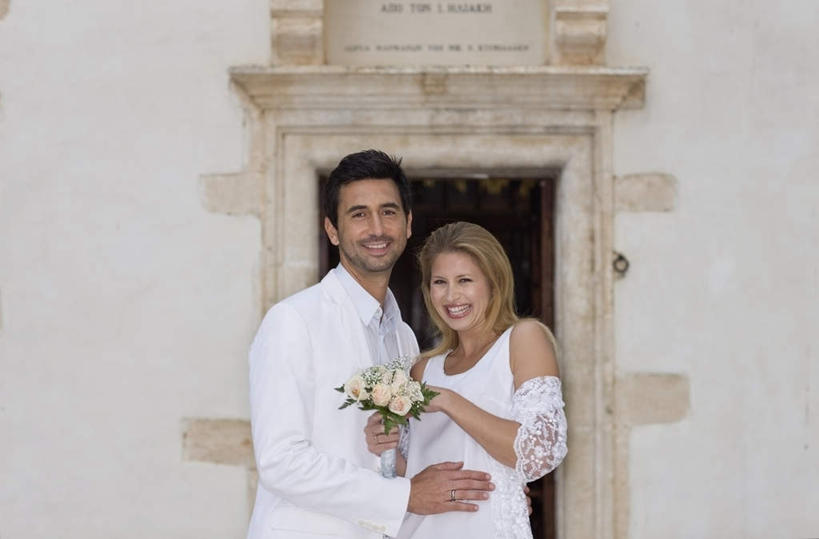 西方人,胡须,头发,两个人,家庭,夫妻,新娘,新郎,教堂,站,笑,微笑,露齿笑,横图,室外,白天,正面,婚纱,西装,爱情,婚礼,快乐,欧洲,欧洲人,握,花纹,正装,节日,朦胧,模糊,庆祝,盛开,捧花,手捧花,墙,棕色,结婚,浪漫,拿,花蕾,拿着,注视,文化,墙壁,墙面,花,花瓣,花朵,鲜花,白色,花束,花苞,花蕊,观察,看,祈祷,站着,一束,健康,温暖,温馨,喜庆,一家人,恩爱,握着,许愿,恋人,宗教,信仰,观看,纪念,祈求,和睦,察看,关注,信念,婚礼捧花,平安,男人,男性,年轻女性,女人,女性,中年男性,白种人,年轻人,胡子,络腮胡,夫妇,情侣,站立,半身,彩图,婚礼服,礼服,高兴,大教堂,礼拜堂,伴侣,融洽