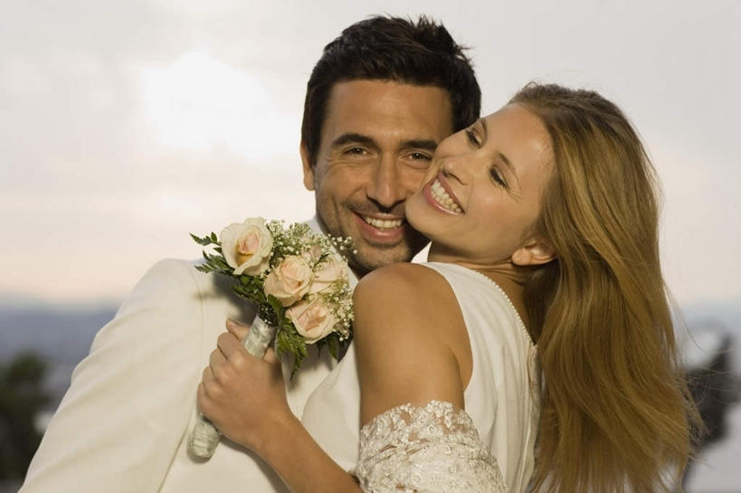 西方人,背部,两个人,家庭,夫妻,新娘,新郎,站,抱,笑,微笑,露齿笑,横图,室外,白天,正面,婚纱,西装,爱情,婚礼,快乐,日落,植物,欧洲,欧洲人,握,阴影,正装,朦胧,模糊,庆祝,盛开,光线,捧花,手捧花,影子,晚霞,霞光,落日,棕色,结婚,浪漫,拿,花蕾,拿着,注视,花,花瓣,花朵,鲜花,树,树木,绿色,白色,天空,阳光,自然,黄昏,花束,天,花苞,花蕊,观察,看,站着,一束,温暖,温馨,喜庆,一家人,彩霞,恩爱,握着,恋人,生长,成长,抱着,观看,纪念,和睦,察看,搂着,关注,夕照,婚礼捧花,男人,男性,年轻女性,女人,女性,中年男性,白种人,年轻人,长发,夫妇,情侣,夕阳,搂,搂抱,站立,半身,彩图,婚礼服,礼服,高兴,伴侣,融洽,斜阳