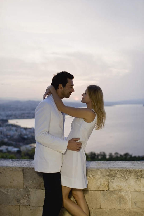 西方人,两个人,家庭,夫妻,新娘,新郎,栏杆,站,抱,笑,微笑,竖图,室外,白天,侧面,婚纱,西装,爱情,婚礼,快乐,海浪,海洋,欧洲,欧洲人,正装,庆祝,浪花,云,云朵,围栏,结婚,浪漫,云彩,注视,护栏,相视,白色,天空,海水,天,观察,看,站着,温暖,温馨,喜庆,一家人,面对面,恩爱,恋人,抱着,观看,纪念,对视,和睦,察看,互视,搂着,关注,相对,海景,相看,男人,男性,年轻女性,女人,女性,中年男性,白种人,年轻人,夫妇,情侣,大海,风浪,海,海水的波动,近岸浪,涌浪,搂,搂抱,站立,半身,彩图,婚礼服,礼服,高兴,伴侣,融洽