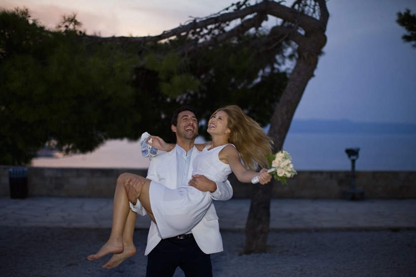 西方人,两个人,家庭,夫妻,新娘,新郎,站,笑,微笑,露齿笑,横图,室外,白天,正面,婚纱,西装,爱情,婚礼,快乐,海浪,海洋,日落,沙滩,植物,欧洲,欧洲人,握,正装,庆祝,盛开,捧花,沙子,手捧花,海岸,浪花,晚霞,霞光,落日,沙地,结婚,浪漫,拿,花蕾,拿着,注视,光脚,花,花瓣,花朵,鲜花,树,树木,蓝色,绿色,白色,蓝天,天空,自然,海水,黄昏,花束,天,花苞,花蕊,观察,看,站着,一束,温暖,温馨,喜庆,一家人,赤脚,彩霞,恩爱,握着,恋人,生长,成长,观看,纪念,和睦,察看,关注,海景,新娘抱,公主抱,夕照,婚礼捧花,男人,男性,年轻女性,女人,女性,中年男性,白种人,年轻人,夫妇,情侣,大海,风浪,海,海水的波动,海滩,近岸浪,涌浪,夕阳,站立,半身,彩图,婚礼服,礼服,高兴,伴侣,融洽,斜阳