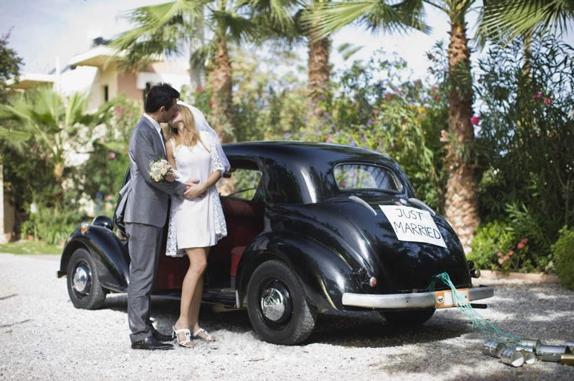 西方人,两个人,家庭,夫妻,新娘,新郎,站,抱,吻,横图,室外,白天,正面,婚纱,西装,爱情,婚礼,快乐,植物,窗户,汽车,金属制品,欧洲,欧洲人,吊挂,握,悬挂,阴影,头纱,正装,庆祝,盛开,光线,金属,英文,包装,标志,罐子,捧花,手捧花,文字,影子,字符,字母,结婚,浪漫,挂,拿,花蕾,拿着,注视,标识,玻璃窗,车,花,花瓣,花朵,鲜花,树,树木,饮料,绿色,白色,阳光,自然,白纸,车窗,容器,绳子,交通工具,轿车,花束,花苞,花蕊,观察,看,站着,一束,温暖,温馨,喜庆,一家人,恩爱,握着,恋人,生长,成长,易拉罐,抱着,观看,纪念,英文字母,绳索,和睦,察看,搂着,关注,载具,婚礼捧花,男人,男性,年轻女性,女人,女性,中年男性,白种人,年轻人,夫妇,情侣,接吻,搂,搂抱,亲,亲吻,亲嘴,站立,彩图,全身,婚礼服,礼服,高兴,婚礼头纱,伴侣,融洽