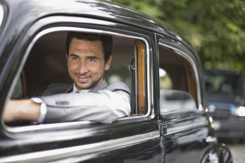 西方人,一个人,坐,笑,微笑,露齿笑,横图,室外,白天,正面,西装,机器,仪器,植物,窗户,汽车,欧洲,欧洲人,仅一个男性,仅一个人,仅一个中年男性,握,阴影,套装,正装,光线,影子,注视,设备,座椅,玻璃窗,座位,车,树,树木,绿色,阳光,自然,车窗,方向盘,交通工具,轿车,观察,驾驶,看,行驶,握着,生长,成长,观看,操纵,控制,察看,关注,载具,操控,把持,男人,男性,中年男性,白种人,坐着,半身,彩图