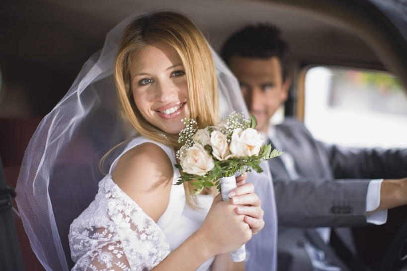 西方人,两个人,家庭,夫妻,新娘,新郎,坐,笑,微笑,露齿笑,横图,室内,白天,正面,婚纱,西装,爱情,婚礼,快乐,植物,窗户,汽车,欧洲,欧洲人,握,头纱,正装,庆祝,盛开,捧花,手捧花,结婚,浪漫,拿,花蕾,拿着,注视,玻璃窗,车,花,花瓣,花朵,鲜花,树,树木,绿色,白色,自然,车窗,交通工具,轿车,花束,花苞,花蕊,观察,驾驶,开车,看,一束,温暖,温馨,喜庆,一家人,恩爱,握着,恋人,生长,成长,观看,纪念,和睦,察看,关注,载具,婚礼捧花,男人,男性,年轻女性,女人,女性,中年男性,白种人,年轻人,夫妇,情侣,坐着,半身,彩图,婚礼服,礼服,高兴,婚礼头纱,伴侣,融洽