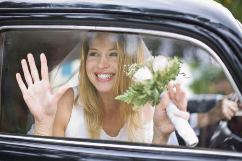 西方人,两个人,家庭,夫妻,新娘,新郎,坐,笑,摸,微笑,露齿笑,横图,室外,白天,正面,婚纱,西装,爱情,婚礼,快乐,植物,窗户,汽车,欧洲,欧洲人,抚摸,握,头纱,正装,庆祝,盛开,捧花,手捧花,结婚,浪漫,拿,花蕾,拿着,注视,玻璃窗,车,花,花瓣,花朵,鲜花,树,树木,绿色,白色,自然,车窗,交通工具,轿车,花束,花苞,花蕊,观察,驾驶,开车,看,一束,温暖,温馨,喜庆,一家人,恩爱,握着,恋人,生长,成长,观看,纪念,和睦,察看,张开五指,关注,载具,婚礼捧花,男人,男性,年轻女性,女人,女性,中年男性,白种人,年轻人,夫妇,情侣,触摸,接触,坐着,半身,彩图,婚礼服,礼服,高兴,婚礼头纱,伴侣,五指张开,融洽