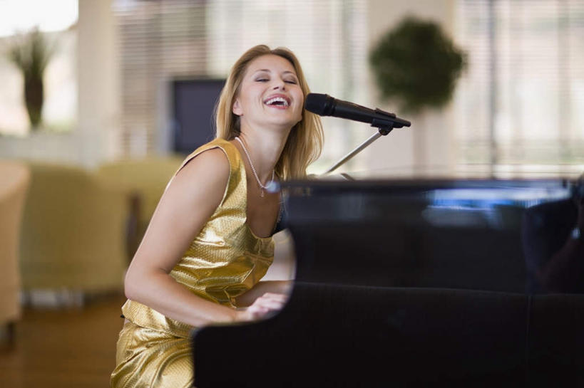 西方人,一个人,酒吧,坐,笑,微笑,露齿笑,横图,室内,白天,侧面,裙子,聚会,奢侈,夜生活,键盘,植物,窗帘,沙发,欧洲,欧洲人,仅一个年轻女性,仅一个女性,仅一个人,连衣裙,朦胧,模糊,装饰,盆栽,钢琴,乐器,盆景,弹奏,演奏,注视,娱乐,黄色,绿色,自然,帘子,话筒,观察,看,休闲,金色,遮阳,放松,唱歌,生长,成长,观看,夜店,华丽,修饰,点缀,察看,麦克风,键盘乐器,关注,扩音器,演唱,夜总会,传声器,布艺沙发,歌唱,衬托,美观,雅致,雅观,微音器,年轻女性,女人,女性,白种人,长发,坐着,半身,彩图,酒吧间,酒馆