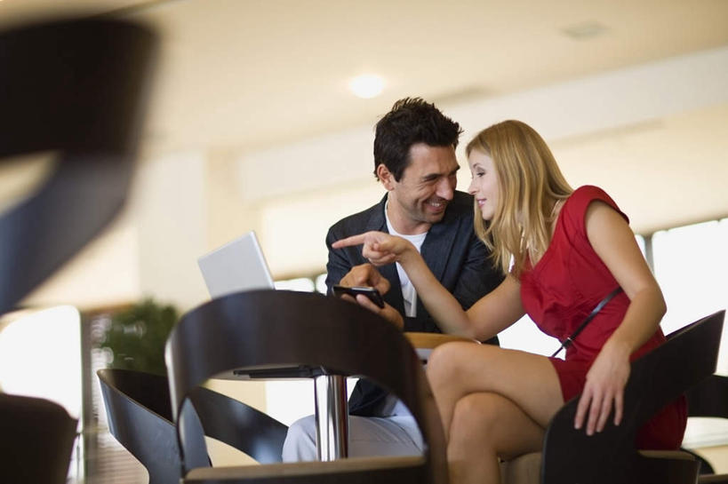 葡萄酒,西方人,两个人,家庭,夫妻,坐,笑,微笑,露齿笑,横图,室内,白天,仰视,裙子,爱情,奢侈,快乐,电脑,笔记本电脑,天花板,桌面,桌子,杯子,椅子,照明,欧洲,欧洲人,指,连衣裙,朦胧,模糊,网络,木制,圆形,高脚杯,灯光,浪漫,注视,方向,通讯设备,顶灯,玻璃制品,灯,酒,饮料,红色,酒杯,木制品,灯具,香槟,观察,看,手势,温暖,温馨,一家人,恩爱,诱惑,恋人,观看,照亮,和睦,察看,无线,指向,食指,照明设备,关注,通信设备,无线网络,无线上网,便携式电脑,香槟杯,气泡酒,起泡酒,汽酒,手提电脑,男人,男性,年轻女性,女人,女性,中年男性,白种人,年轻人,夫妇,情侣,玻璃杯,坐着,半身,彩图,低角度拍摄,高兴,欢笑,伴侣,融洽