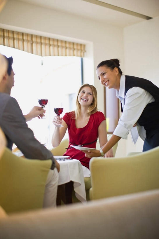 红酒,葡萄酒,西方人,背部,三个人,夫妻,服务员,餐厅,站,坐,笑,微笑,露齿笑,竖图,室内,白天,正面,工作服,裙子,制服,西装,爱情,餐桌,窗户,窗帘,沙发,桌子,杯子,欧洲,欧洲人,握,连衣裙,正装,装饰,高脚杯,墙,红酒杯,酒类,浪漫,拿,拿着,注视,玻璃窗,墙壁,墙面,玻璃制品,菜单,酒,饮料,红色,帘子,酒杯,观察,看,站着,遮阳,红葡萄酒,恩爱,点菜,握着,恋人,餐台,观看,马甲,华丽,修饰,点缀,察看,葡萄酒杯,关注,布艺沙发,衬托,美观,雅致,雅观,工作制服,男人,男性,年轻女性,女人,女性,中年男性,白种人,夫妇,情侣,服务生,侍者,玻璃杯,站立,坐着,半身,彩图,工作套服,餐馆,饭店,饭馆,伴侣