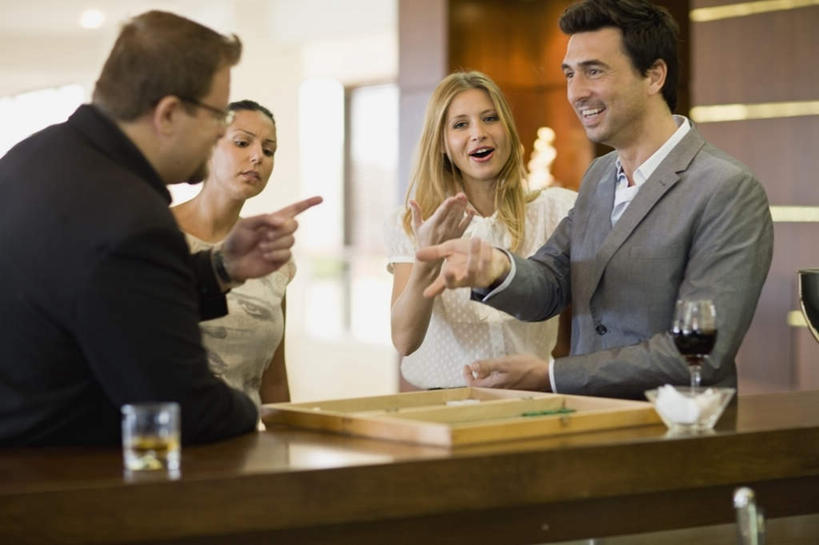 红酒,葡萄酒,西方人,四个人,夫妻,伙伴,朋友,餐厅,坐,笑,说,微笑,露齿笑,横图,室内,白天,正面,西装,爱情,讨论,友谊,餐桌,天花板,桌面,桌子,杯子,椅子,照明,欧洲,欧洲人,握,服装,正装,高脚杯,墙,灯光,红酒杯,酒类,浪漫,拿,拿着,注视,休闲装,顶灯,墙壁,墙面,玻璃制品,灯,酒,饮料,衣服,酒杯,灯具,观察,看,休闲,休闲服,红葡萄酒,恩爱,握着,恋人,服饰,餐台,观看,照亮,察看,葡萄酒杯,照明设备,关注,交流,友情,男人,男性,年轻女性,女人,女性,中年男性,白种人,夫妇,情侣,玻璃杯,沟通,讲话,交谈,商讨,说话,谈话,坐着,半身,彩图,餐馆,饭店,饭馆,伴侣