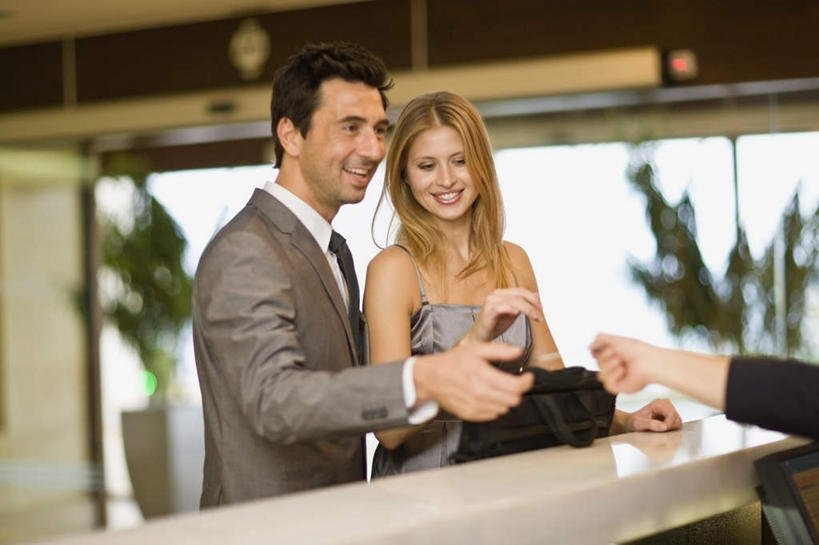 西方人,三个人,夫妻,前台,服务员,宾馆,站,笑,微笑,露齿笑,横图,室内,白天,正面,裙子,西装,爱情,安全,植物,地板,天花板,桌子,酒店,照明,欧洲,欧洲人,握,连衣裙,正装,朦胧,模糊,包,盆栽,皮包,办公桌,墙,灯光,防护,盆景,钥匙,地面,浪漫,拿,拿着,注视,顶灯,木地板,墙壁,墙面,灯,绿色,自然,灯具,观察,看,站着,服务台,恩爱,握着,恋人,生长,成长,观看,吊带裙,保护,单肩包,照亮,察看,开启,照明设备,封闭,关注,保险,私密,保全,周全,安稳,安定,防盗,接待员,平安,男人,男性,年轻女性,女人,女性,中年男性,白种人,夫妇,情侣,服务生,侍者,站立,半身,彩图,客店,客栈,旅店,旅馆,旅舍,帮助台,呼叫台,伴侣