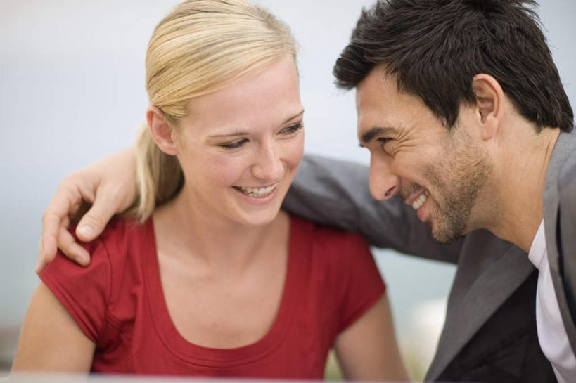 西方人,两个人,家庭,夫妻,商务人士,商务男性,坐,抱,笑,说,微笑,露齿笑,横图,室外,白天,正面,衬衫,裙子,爱情,讨论,沙发,欧洲,欧洲人,指,连衣裙,套装,浪漫,注视,方向,红色,天空,天,观察,看,手势,温暖,温馨,一家人,辫子,金色,恩爱,恋人,抱着,观看,和睦,察看,搂着,指向,食指,关注,商务装,布艺沙发,工薪阶层,交流,男人,男性,年轻女性,女人,女性,中年男性,白种人,年轻人,夫妇,情侣,白领,上班族,沟通,讲话,交谈,搂,搂抱,商讨,说话,谈话,坐着,半身,彩图,衬衣,伴侣,融洽