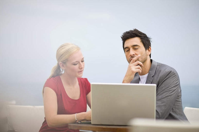 西方人,两个人,家庭,夫妻,商务人士,商务男性,商务女性,坐,横图,室外,白天,正面,衬衫,裙子,爱情,电脑,笔记本电脑,沙发,欧洲,欧洲人,撑,连衣裙,套装,朦胧,模糊,网络,浪漫,托腮,注视,通讯设备,红色,天空,天,观察,看,托,思考,温暖,温馨,一家人,辫子,金色,恩爱,恋人,观看,和睦,察看,无线,关注,托下巴,通信设备,商务装,无线网络,布艺沙发,无线上网,便携式电脑,工薪阶层,思虑,手提电脑,男人,男性,年轻女性,女人,女性,中年男性,白种人,年轻人,夫妇,情侣,白领,上班族,坐着,半身,彩图,衬衣,伴侣,融洽