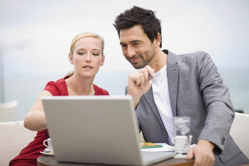 西方人,两个人,家庭,夫妻,商务人士,商务男性,商务女性,坐,笑,说,微笑,横图,室外,白天,正面,衬衫,裙子,爱情,讨论,电脑,笔记本电脑,水,沙发,桌面,桌子,杯子,欧洲,欧洲人,指,连衣裙,套装,朦胧,模糊,网络,液体,办公桌,云,云朵,一杯,浪漫,云彩,注视,指点,通讯设备,饮用水,玻璃制品,红色,天空,水杯,矿泉水,天,观察,看,温暖,温馨,一家人,辫子,金色,恩爱,恋人,观看,和睦,察看,无线,指向,关注,通信设备,商务装,无线网络,布艺沙发,无线上网,便携式电脑,工薪阶层,蒸馏水,交流,手提电脑,男人,男性,年轻女性,女人,女性,中年男性,白种人,年轻人,夫妇,情侣,白领,上班族,玻璃杯,沟通,讲话,交谈,商讨,说话,谈话,坐着,半身,彩图,衬衣,伴侣,融洽