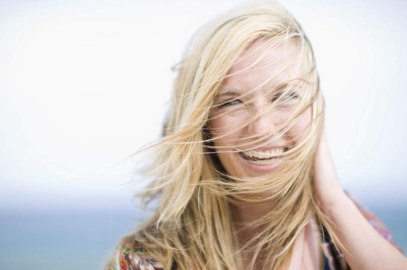 西方人,一个人,站,笑,大笑,横图,室外,白天,正面,兴奋,海浪,海洋,欧洲,欧洲人,仅一个年轻女性,仅一个女性,仅一个人,花纹,服装,朦胧,模糊,图案,浪花,注视,休闲装,衣服,天空,海水,天,观察,看,站着,张嘴,休闲,休闲服,金色,服饰,观看,察看,关注,张大嘴巴,海景,哈哈大笑,年轻女性,女人,女性,白种人,长发,大海,风浪,海,海水的波动,近岸浪,涌浪,张开嘴,站立,半身,彩图,高兴,狂笑