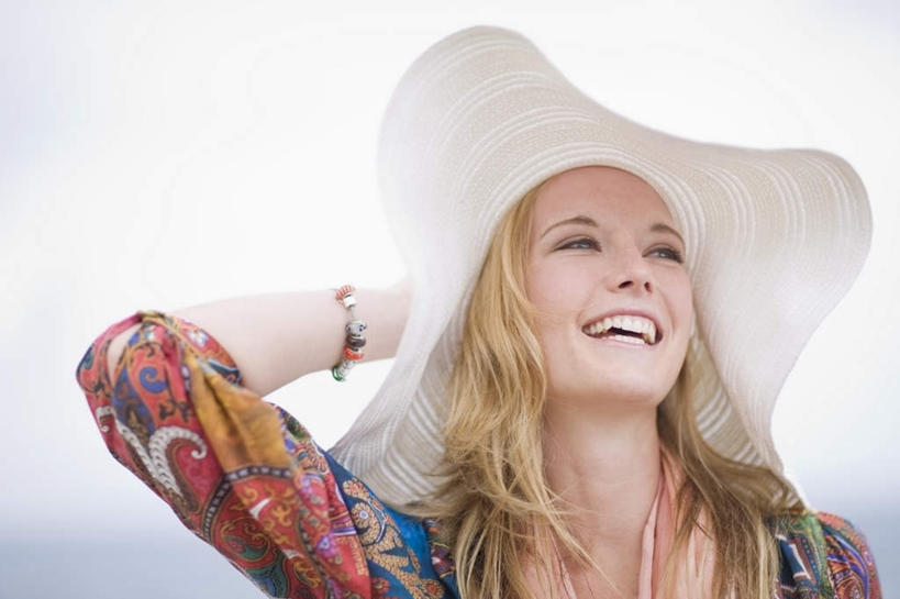 西方人,一个人,站,笑,微笑,露齿笑,横图,室外,白天,正面,海浪,海洋,帽子,欧洲,欧洲人,仅一个年轻女性,仅一个女性,仅一个人,花纹,服装,朦胧,模糊,图案,浪花,注视,休闲装,装饰品,衣服,天空,海水,饰品,手链,首饰,遮阳帽,天,观察,看,站着,休闲,休闲服,金色,服饰,手镯,观看,察看,关注,手抱头,镯子,海景,年轻女性,女人,女性,白种人,长发,大海,风浪,海,海水的波动,近岸浪,涌浪,站立,半身,彩图