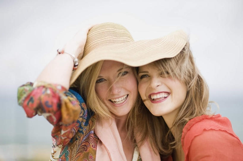 西方人,两个人,伙伴,朋友,站,笑,微笑,露齿笑,横图,室外,白天,正面,友谊,海浪,海洋,帽子,欧洲,欧洲人,花纹,服装,朦胧,模糊,图案,浪花,注视,休闲装,装饰品,衣服,红色,天空,海水,饰品,手链,首饰,遮阳帽,天,观察,看,站着,休闲,休闲服,金色,服饰,手镯,观看,察看,关注,手抱头,镯子,海景,友情,年轻女性,女人,女性,白种人,长发,大海,风浪,海,海水的波动,近岸浪,涌浪,站立,半身,彩图