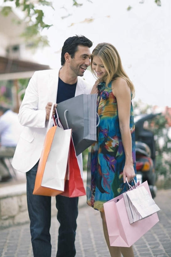 西方人,两个人,家庭,夫妻,站,笑,微笑,露齿笑,竖图,室外,白天,正面,裙子,西装,爱情,购物,消费,道路,街道,路,公路,袋子,欧洲,欧洲人,握,阴影,花纹,连衣裙,朦胧,模糊,光线,包装袋,手提袋,图案,影子,购物袋,交通,浪漫,拿,拿着,注视,阳光,观察,看,站着,温暖,温馨,一家人,恩爱,握着,金融,恋人,观看,和睦,察看,购买,关注,贸易,男人,男性,年轻女性,女人,女性,中年男性,白种人,年轻人,夫妇,情侣,马路,站立,半身,彩图,伴侣,融洽