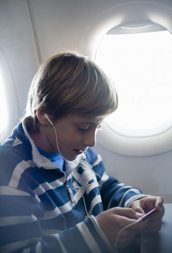 西方人,儿童,一个人,坐,竖图,室内,白天,侧面,陶醉,快乐,满意,幸福,纯洁,窗户,飞机,欧洲,欧洲人,仅一个男性,仅一个人,握,条纹,服装,音响,交通,音乐,拿,听,音乐播放器,拿着,注视,休闲装,娱乐,航空,座椅,玻璃窗,座位,小孩,衣服,蓝色,耳机,随身听,交通工具,观察,看,仅一个小孩,享受,休闲,休闲服,放松,可爱,童年,童趣,握着,运输,服饰,观看,察看,舒适,客机,享乐,关注,载具,MP3播放器,童真,烂漫,无邪,天真,男孩,男人,男性,白种人,孩子,坐着,半身,彩图,播放器,男生,沉醉