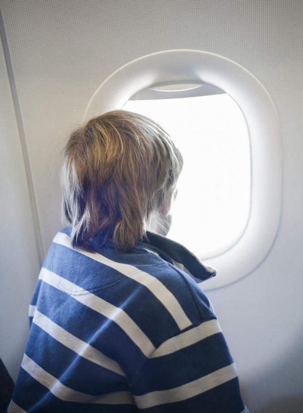 西方人,儿童,一个人,坐,竖图,室内,白天,纯洁,窗户,飞机,欧洲,欧洲人,仅一个男性,仅一个人,条纹,服装,交通,注视,休闲装,航空,座椅,玻璃窗,座位,小孩,背面,衣服,蓝色,交通工具,观察,看,仅一个小孩,休闲,休闲服,可爱,童年,童趣,运输,服饰,观看,察看,客机,关注,载具,童真,烂漫,无邪,天真,男孩,男人,男性,白种人,孩子,坐着,半身,彩图,男生