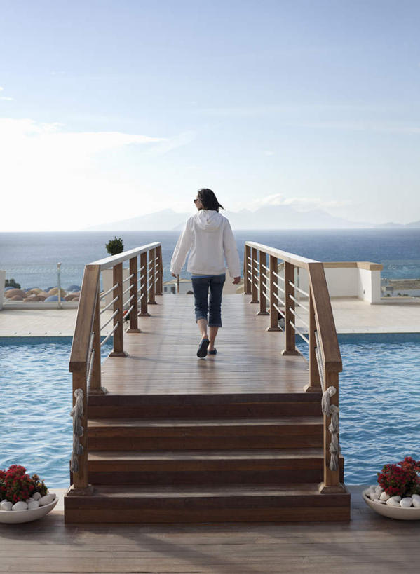 西方人,一个人,游泳池,栏杆,走,竖图,室外,白天,水,楼梯,欧洲,欧洲人,仅一个女性,仅一个人,阴影,波纹,服装,光线,扶手,木板,影子,阶梯,水池,水面,云,云朵,桥,地面,木桥,涟漪,云彩,休闲装,泳池,护栏,台阶,栈桥,背面,衣服,蓝色,白云,蓝天,水纹,天空,阳光,波浪,天,仅一个中年女性,休闲,休闲服,服饰,晴朗,人行桥,木板桥,水晕,女人,女性,中年女性,白种人,晴空,步行,散步,走路,彩图,全身