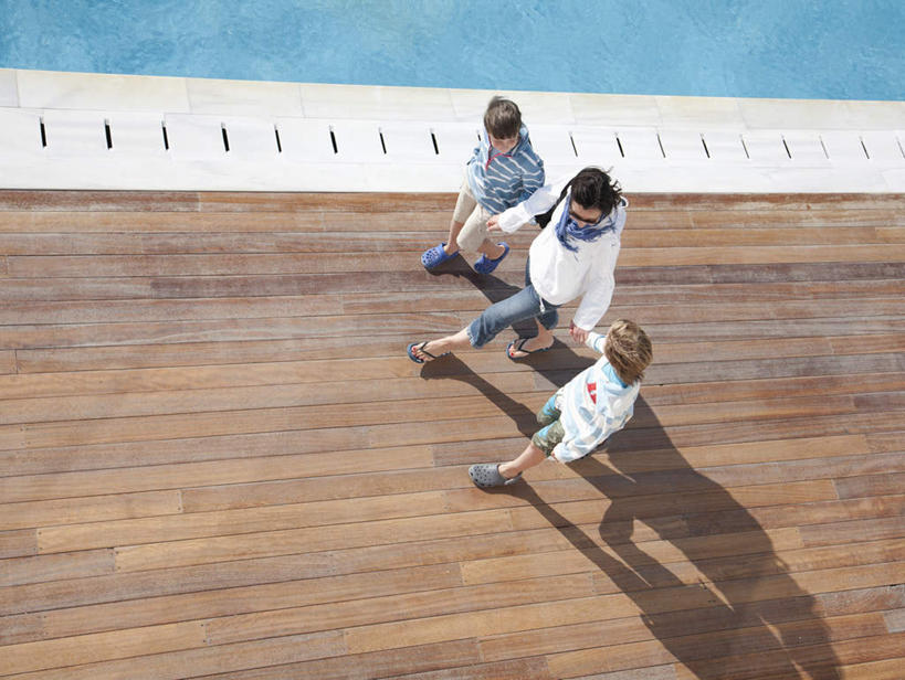 西方人,儿童,中年人,三个人,家庭,母亲,儿子,游泳池,走,握手,横图,俯视,室外,白天,纯洁,水,地板,欧洲,欧洲人,阴影,服装,光线,影子,水池,水面,地面,休闲装,泳池,木地板,小孩,衣服,蓝色,阳光,休闲,温暖,温馨,母子,一家人,休闲服,可爱,母爱,童年,童趣,服饰,和睦,童真,烂漫,无邪,天真,男孩,女人,女性,中年女性,白种人,孩子,步行,搀手,拉手,散步,手搀手,手拉手,手牵手,手握手,走路,彩图,高角度拍摄,全身,融洽,男生