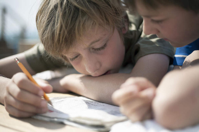 西方人,儿童,脸,头,脸颊,手,两个人,家庭,兄弟,坐,横图,室外,特写,白天,正面,纯洁,桌面,桌子,欧洲,欧洲人,握,写字,阴影,服装,朦胧,模糊,光线,笔,影子,办公用品,记事本,拿,拿着,注视,休闲装,书桌,文具,小孩,衣服,阳光,本子,笔记本,课桌,铅笔,学习用品,观察,看,趴着,休闲,温暖,温馨,一家人,手部,休闲服,可爱,童年,童趣,握着,服饰,观看,文具用品,和睦,察看,书写,关注,童真,烂漫,无邪,天真,男孩,男人,男性,白种人,头部,脸部,脸蛋,面部,趴,坐着,半身,彩图,融洽,男生