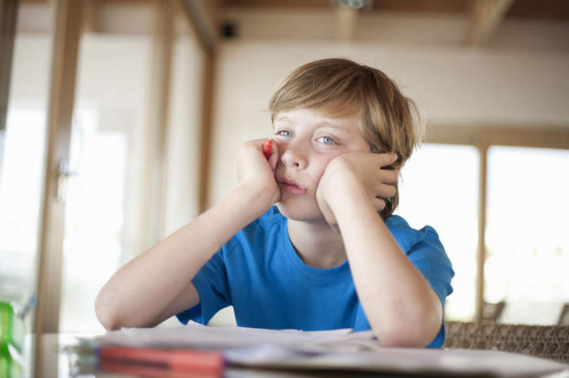 西方人,儿童,一个人,坐,横图,室内,白天,正面,T恤衫,纯洁,窗户,桌面,桌子,书籍,欧洲,欧洲人,仅一个男性,仅一个人,撑,握,服装,朦胧,模糊,笔,墙,棕色,办公用品,记事本,拿,T恤,拿着,托腮,注视,休闲装,书桌,玻璃窗,墙壁,墙面,文具,小孩,衣服,蓝色,本子,笔记本,课桌,学习用品,观察,看,托,仅一个小孩,休闲,休闲服,可爱,童年,童趣,握着,服饰,观看,厌恶,文具用品,察看,关注,托下巴,童真,烂漫,无邪,讨厌,厌倦,天真,男孩,男人,男性,白种人,孩子,书,图书,坐着,半身,彩图,短发,男生