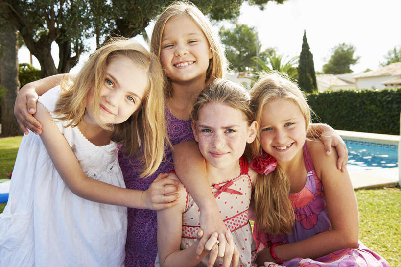 西方人,儿童,四个人,家庭,姐妹,游泳池,站,抱,笑,微笑,露齿笑,横图,室外,白天,正面,裙子,纯洁,草地,草坪,水,植物,欧洲,欧洲人,阴影,连衣裙,光线,影子,水池,水面,棕色,注视,泳池,草,树,树木,小孩,蓝色,绿色,紫色,白色,天空,阳光,自然,天,观察,看,站着,温暖,温馨,一家人,可爱,童年,童趣,生长,成长,抱着,观看,和睦,察看,搂着,关注,童真,烂漫,无邪,天真,女孩,女人,女性,白种人,长发,搂,搂抱,站立,半身,彩图,融洽,女生