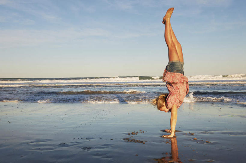 西方人,儿童,一个人,站,横图,室外,白天,侧面,纯洁,海浪,海洋,沙滩,欧洲,欧洲人,仅一个女性,仅一个人,撑,倒立,阴影,服装,光线,沙子,影子,海岸,浪花,云,云朵,沙地,云彩,休闲装,光脚,小孩,衣服,蓝色,白云,蓝天,天空,阳光,海水,天,站着,仅一个小孩,休闲,赤脚,休闲服,可爱,童年,童趣,服饰,晴朗,撑着,海景,童真,烂漫,无邪,天真,女孩,女人,女性,白种人,孩子,大海,风浪,海,海水的波动,海滩,近岸浪,涌浪,晴空,站立,彩图,全身,女生