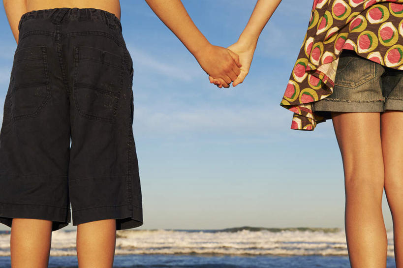 西方人,儿童,两个人,家庭,兄弟,姐妹,站,握手,横图,室外,白天,纯洁,海浪,海洋,欧洲,欧洲人,阴影,花纹,短裤,服装,裤子,光线,图案,影子,浪花,云,云朵,云彩,牛仔裤,休闲装,小孩,背面,衣服,蓝色,黑色,白云,蓝天,天空,阳光,海水,天,站着,休闲,温暖,温馨,一家人,休闲服,可爱,童年,童趣,沙滩裤,服饰,晴朗,和睦,海景,童真,烂漫,无邪,天真,男孩,男人,男性,女孩,女人,女性,白种人,大海,风浪,海,海水的波动,近岸浪,涌浪,晴空,搀手,拉手,手搀手,手拉手,手牵手,手握手,站立,半身,彩图,融洽,男生,女生