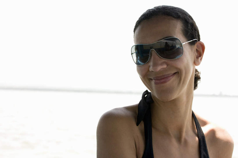 西方人,脸,头,脸颊,一个人,站,笑,微笑,横图,室外,特写,白天,正面,泳装,比基尼,欧洲,欧洲人,仅一个女性,仅一个人,阴影,光线,墨镜,眼镜,影子,注视,肩膀,阳光,太阳镜,太阳眼镜,观察,看,站着,仅一个中年女性,遮阳镜,观看,察看,关注,女人,女性,中年女性,白种人,头部,脸部,脸蛋,面部,站立,半身,彩图,三点式,泳衣