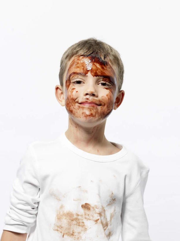 西方人,儿童,一个人,站,笑,微笑,竖图,室内,白天,白色背景,正面,纯洁,欧洲,欧洲人,仅一个男性,仅一个人,服装,注视,休闲装,小孩,衣服,白色,果酱,观察,看,站着,仅一个小孩,休闲,休闲服,可爱,童年,童趣,摄影,服饰,影棚,观看,察看,关注,童真,烂漫,无邪,果子酱,天真,男孩,男人,男性,白种人,孩子,站立,半身,彩图,影棚拍摄,拍摄,男生