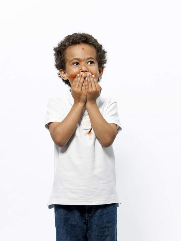 西方人,儿童,一个人,站,笑,微笑,竖图,室内,白天,白色背景,正面,T恤衫,纯洁,欧洲,非洲,黑人,欧洲人,仅一个男性,仅一个人,服装,裤子,T恤,注视,牛仔裤,休闲装,小孩,衣服,白色,观察,看,站着,仅一个小孩,休闲,休闲服,可爱,童年,童趣,捂,摄影,服饰,影棚,观看,察看,关注,童真,烂漫,无邪,天真,男孩,男人,男性,非洲人,孩子,站立,半身,彩图,影棚拍摄,拍摄,男生