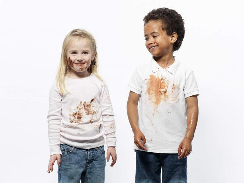 西方人,儿童,两个人,伙伴,朋友,站,笑,微笑,露齿笑,横图,室内,白天,白色背景,正面,T恤衫,友谊,纯洁,欧洲,非洲,黑人,欧洲人,服装,裤子,T恤,扭头,注视,牛仔裤,休闲装,小孩,衣服,白色,果酱,观察,看,站着,转头,休闲,休闲服,可爱,童年,童趣,摄影,服饰,影棚,观看,察看,关注,童真,烂漫,无邪,果子酱,天真,友情,男孩,男人,男性,女孩,女人,女性,白种人,非洲人,站立,半身,彩图,影棚拍摄,拍摄,男生,女生