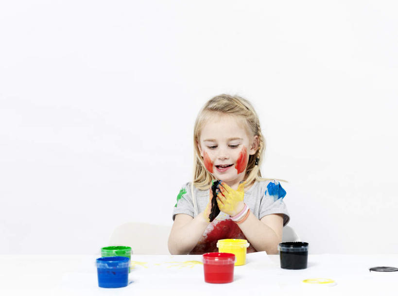 西方人,儿童,一个人,坐,笑,微笑,横图,室内,白天,白色背景,正面,T恤衫,绘画,纯洁,桌面,桌子,欧洲,欧洲人,仅一个女性,仅一个人,握,服装,艺术,拿,T恤,拿着,注视,休闲装,书桌,小孩,衣服,红色,蓝色,黑色,灰色,课桌,观察,看,仅一个小孩,休闲,休闲服,金色,可爱,童年,童趣,握着,摄影,服饰,影棚,观看,颜料,美术,察看,关注,童真,烂漫,无邪,天真,女孩,女人,女性,白种人,孩子,长发,坐着,半身,彩图,影棚拍摄,拍摄,丙烯颜料,女生